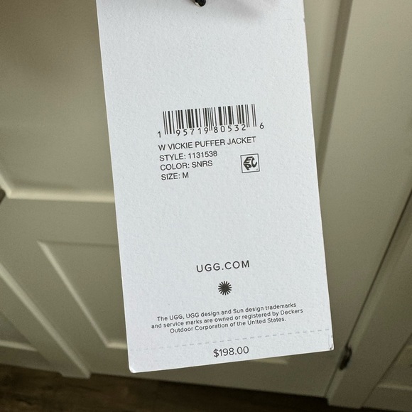 New with tags UGG Vickie pink Puffer Jacket. Size M - Picture 5 of 13